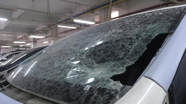 Ilustrasi Kaca Mobil Pecah Foto: Alfons Yoshio/kumparan