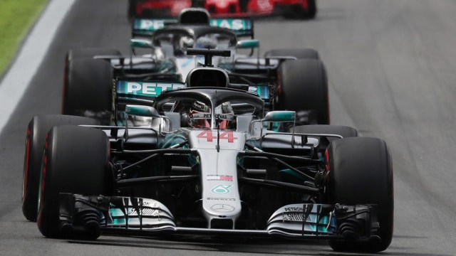 Lewis Hamilton memipin balapan Formula 1 GP Brasil. (Foto: EUTERS/Ricardo Moraes)