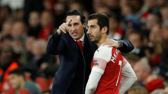 Henrikh Mkhitaryan menerima instruksi dari pelatih Unai Emery saat Arsenal melawan Wolverhampton. (Foto: Eddie Keogh/Reuters)