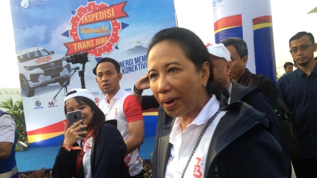 Menteri BUMN Rini Soemarno di Kantor Gerbang Tol Waru Gunung, Jalan Tol Surabaya-Mojokerto saat acara Ekspedisi Tembus Tol Trans Jawa. (Foto: Moh Fajri/kumparan)