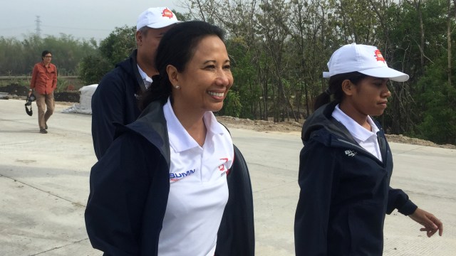 Menteri BUMN Rini Soemarno menyapa petugas yang bekerja di Tol Trans Jawa. (Foto: Moh Fajri/kumparan)