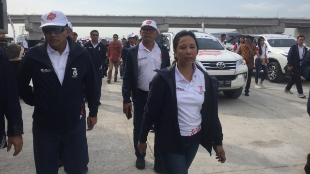 Menteri BUMN Rini Soemarno menyapa petugas yang bekerja di Tol Trans Jawa. (Foto: Moh Fajri/kumparan)