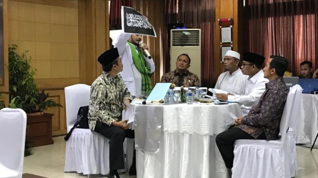 Suasana rapat kesepakatan soal bendera Tauhid menurut FPI di kantor Kemenkopolhukam. (Foto: Dok. FPI)