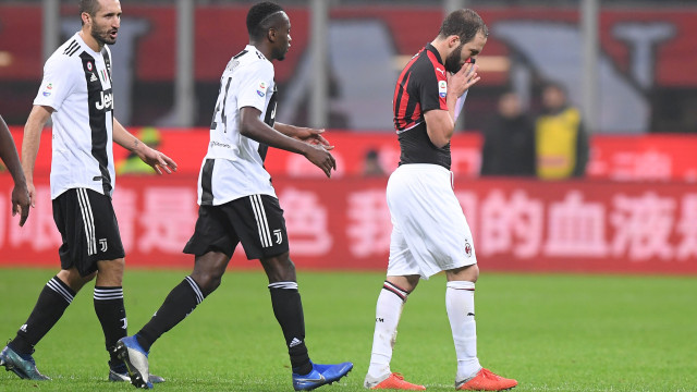 Higuain diganjar kartu merah di laga melawan Juventus. (Foto: REUTERS/Alberto Lingria)