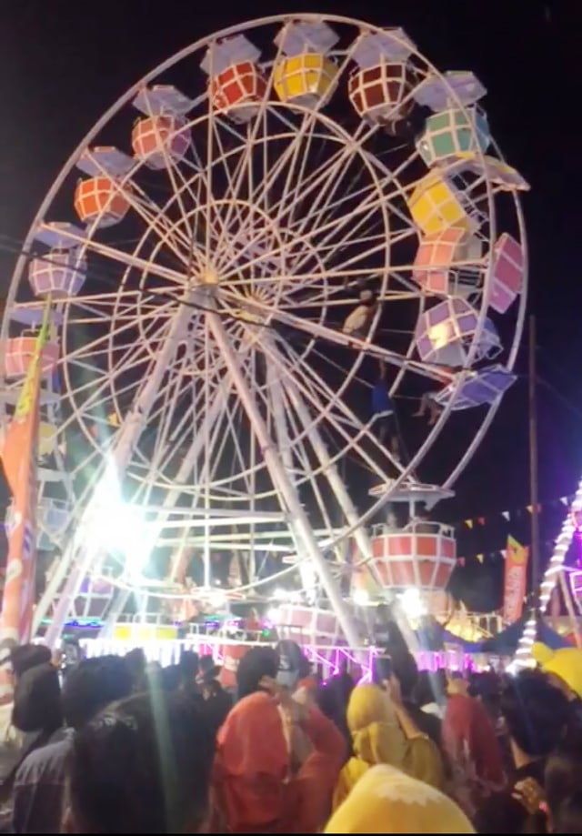 Suasana insiden bianglala berhenti berputar dan sejumlah kabin penumpang terbalik di Alun-alun utara Yogyakarta, Minggu malam. (Foto: Istmiewa)