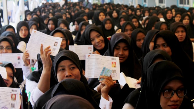 Sejumlah peserta Calon Pegawai Negeri Sipil (CPNS) bersiap mengikuti ujian. (Foto: ANTARA FOTO/Darwin Fatir)