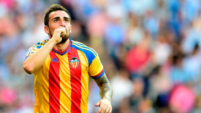Alcacer saat masih berseragam Valencia. (Foto: AFP/Gerard Julien)