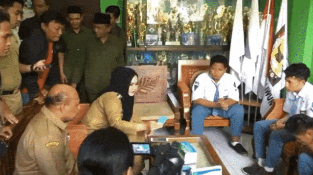 Pertemuan Pak Guru Joko dan Siswa SMK bersama Bupati Kendal. (Foto: Dok. Instagram/dr.mirnaannisa)