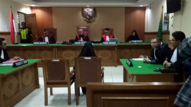 Lyra Virna dan Lasty Annisa di PN Bekasi. (Foto: Ainul Qalbi/kumparan)