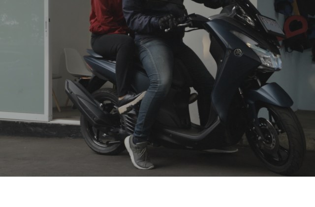 Nilai minus Yamaha Lexi foot rest pembonceng yang terlalu dekat dengan area pijak kaki si pengendara (Foto: Aditya Pratama Niagara/kumparanOTO)