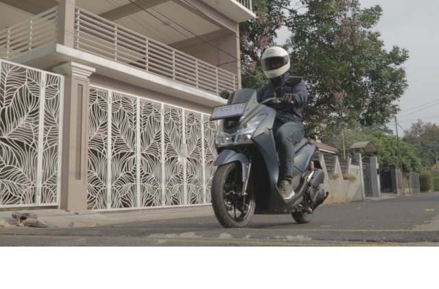 Uji suspensi Yamaha Lexi 125 (Foto: Aditya Pratama Niagara/kumparanOTO)