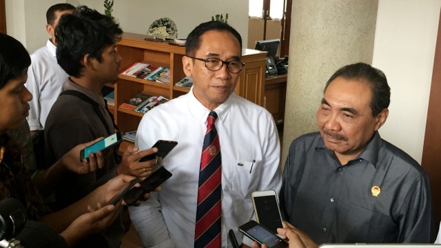 Wakil Rektor Bidang Kerjasama dan Alumni UGM Paripurna Poerwoko Sudarga (tengah).  (Foto: Arfiansyah Panji Purnandaru/kumparan)