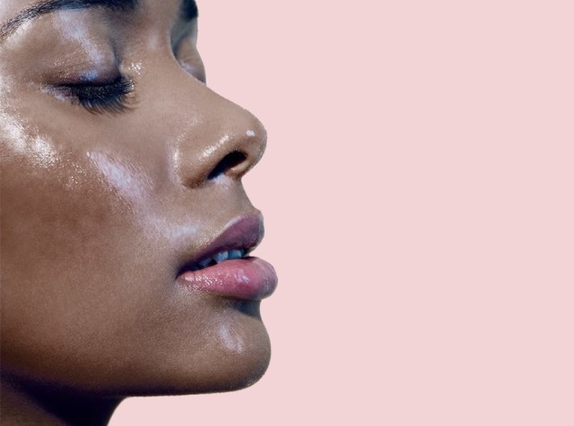 Rekomendasi 7 Setting Spray yang Melembapkan dan Bikin Wajah Terlihat Dewy