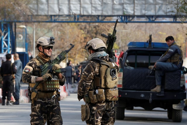 Militer Afghanistan berjaga di lokasi bom bunuh diri di ibu kota Kabul (12/11). (Foto: REUTERS/Omar Sobhani)