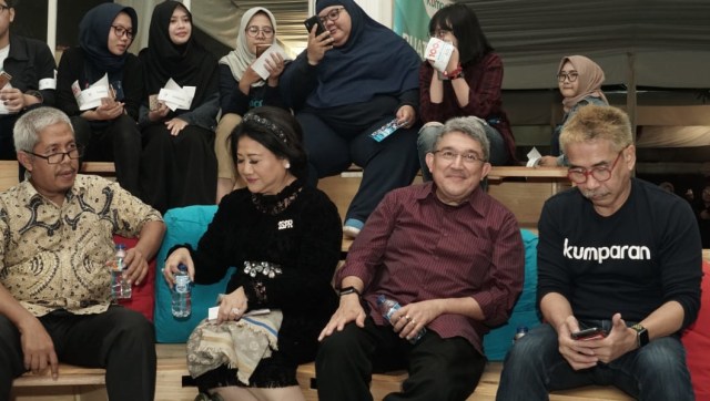 Wakil Dewan Pers Ahmad Djauhar (kiri), Ketua LSPR, Prita Kemal Gani (dua kiri), Pemimpin Forum Pemred Kemal E Gani (dua kanan) dan Presiden Komisaris kumparan Budiono Darsono (kanan) dalam acara 100 persen wartawan di kantor kumparan. (Foto: Helmi Afandi Abdullah/kumparan)