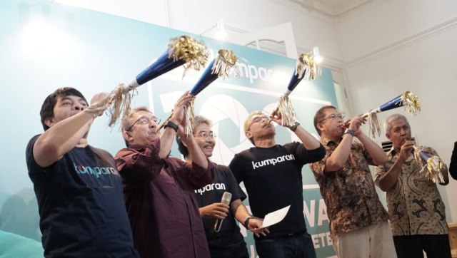 Sesi foto bersama dalam acara 100 persen wartawan di kantor kumparan. (Foto: Helmi Afandi Abdullah/kumparan)