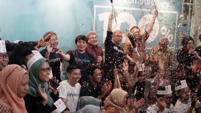 Sesi foto bersama dalam acara 100 persen wartawan di kantor kumparan. (Foto: Helmi Afandi Abdullah/kumparan)