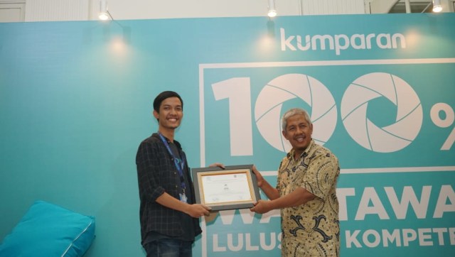 Wakil Ketua Dewan Pers Ahmad Djauhar menyerahkan sertifikat kepada salah satu wartawan kumparan , Jofie Yordan, dalam acara 100 persen wartawan di kantor kumparan. (Foto: Nugroho Sejati/kumparan)