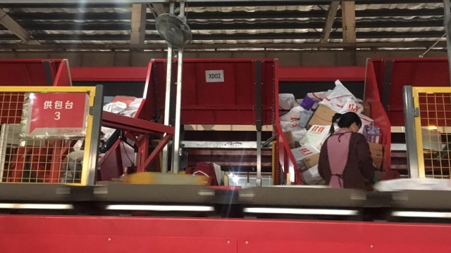 Pusat logistik JD.com (Foto: Feby Dwi Sutianto/kumparan)