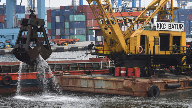 Petugas melakukan pengerukan endapan lumpur di Pelabuhan Tanjung Priok, Jakarta. (Foto: ANTARA FOTO/Indrianto Eko Suwarso)