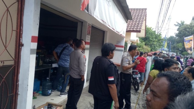 Sejumlah petugas polisi di lokasi pembunuhan suami istri di Pondok Gede. (Foto: istimewa)