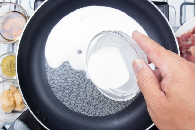 Memasak santan (Foto: Shutter Stock)