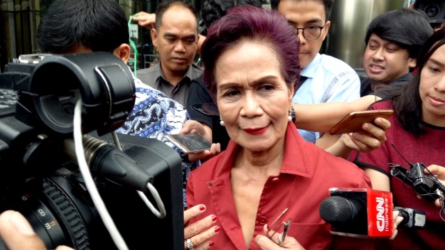 Mantan Deputi Senior Gubernur Bank Indonesia Miranda Swaray Goeltom usai diperiksa Penyelidik KPK. (Foto: Aprilandika Pratama/kumparan)