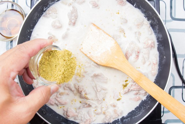 Memasak santan (Foto: Shutter Stock)