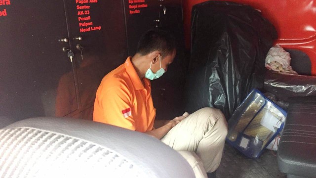Barang bukti dibawa oleh tim Inafis. (Foto: Reki Febrian/kumparan)