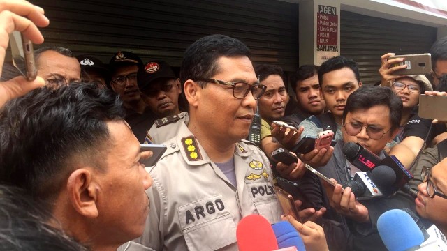 Kombespol Argo Yuwono di lokasi kejadian pembunuhan satu keluarga di Pondok Gede. (Foto: Ricky Febrian/kumparan)