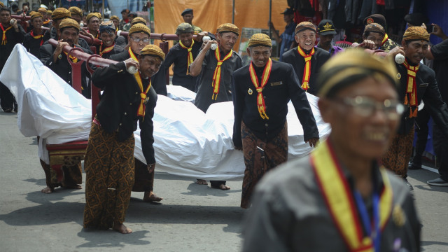 Abdi dalem dan kerabat Keraton Kasunanan Surakarta Hadiningrat Solo membawa gamelan sekaten Kiai Guntur Madu dan kiai Guntur Sari saat kirab menuju Masjid Agung Solo, Jawa Tengah, Selasa (13/11/18) Foto: ANTARA FOTO/Maulana Surya