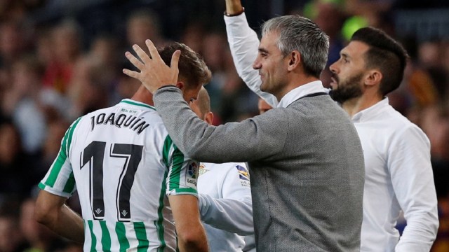 Setien tepuk pundak Joaquin. (Foto: REUTERS/Albert Gea)