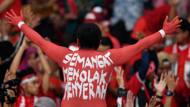 Suporter Timnas Indonesia dalam penyisihan grub B Piala AFF 2018 melawan Timnas Timor Leste di Stadion Utama Gelora Bung Karno, Jakarta. Foto: ANTARA FOTO/Sigid Kurniawan
