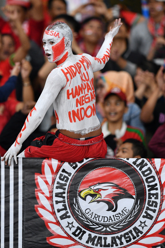 Suporter Timnas Indonesia dalam penyisihan grub B Piala AFF 2018 melawan Timnas Timor Leste di Stadion Utama Gelora Bung Karno, Jakarta. (Foto: ANTARA FOTO/Sigid Kurniawan)