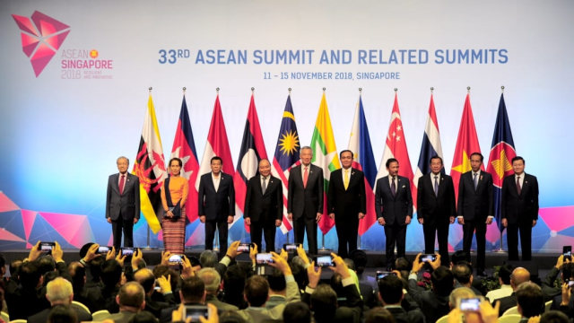 Presiden Joko Widodo menghadiri Pembukaan KTT ke-33 ASEAN di Singapura. (Foto: Dok. Biro Pers Setpres)