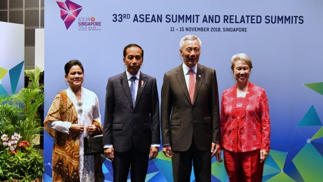 Presiden Joko Widodo dan Iriana menghadiri Pembukaan KTT ke-33 ASEAN di Singapura. (Foto: Dok. Biro Pers Setpres)