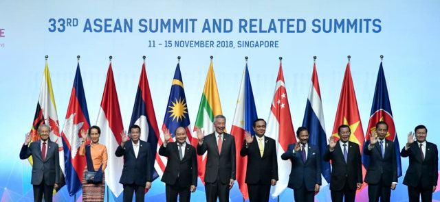 Presiden Joko Widodo menghadiri Pembukaan KTT ke-33 ASEAN di Singapura. (Foto: Dok. Biro Pers Setpres)