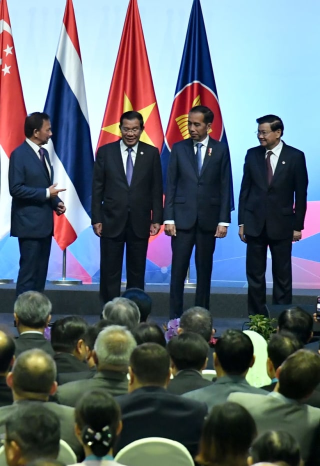 Presiden Joko Widodo menghadiri Pembukaan KTT ke-33 ASEAN di Singapura. (Foto: Dok. Biro Pers Setpres)