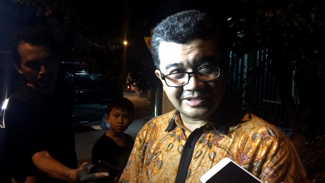 Reza Indragiri, di lokasi pembunuhan keluarga di Pondok Gede. Foto: Andreas Ricky/kumparan