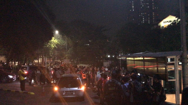 Suasana para pengunjung Penvil keluar berhamburan setelah terlihat asap di dalam mall. (Foto: Dika/kumparan)