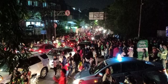 Suasana para pengunjung Penvil keluar berhamburan setelah terlihat asap di dalam mall. (Foto: Dika/kumparan)
