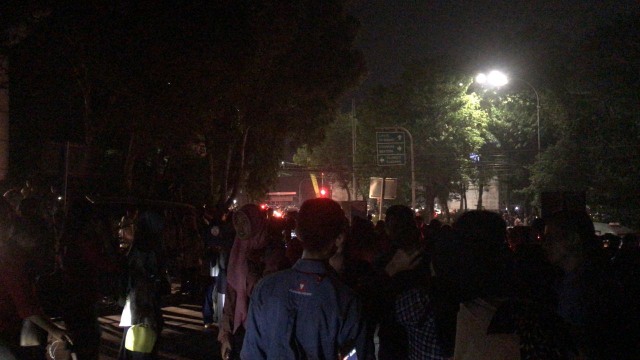 Suasana para pengunjung Penvil keluar berhamburan setelah terlihat asap di dalam mall. (Foto: Dika/kumparan)