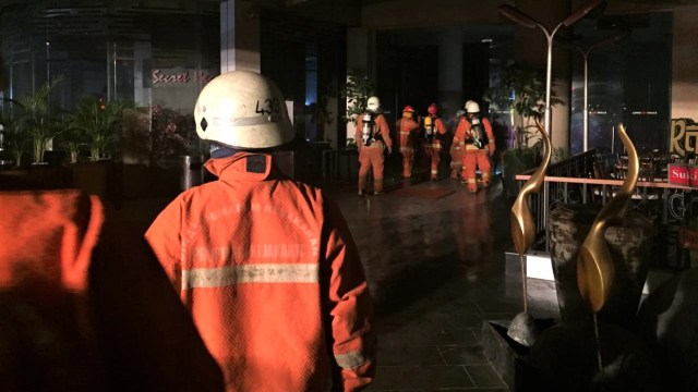 Pemadam meniupkan Smoke Removal Unit ke arah pintu Penvill. (Foto: M. Fadli Rizal/kumparan)