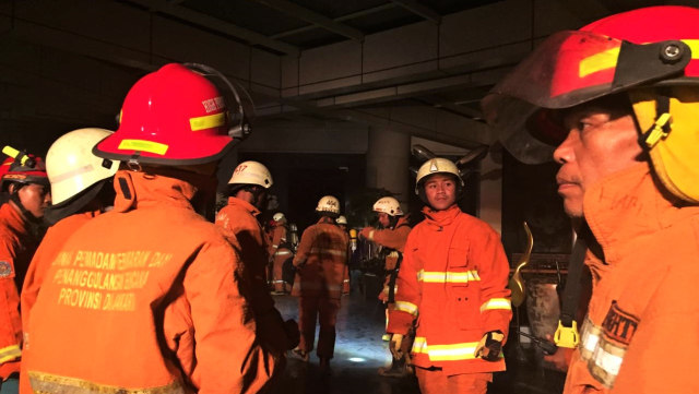 Pemadam meniupkan Smoke Removal Unit ke arah pintu Penvill. (Foto: M. Fadli Rizal/kumparan)
