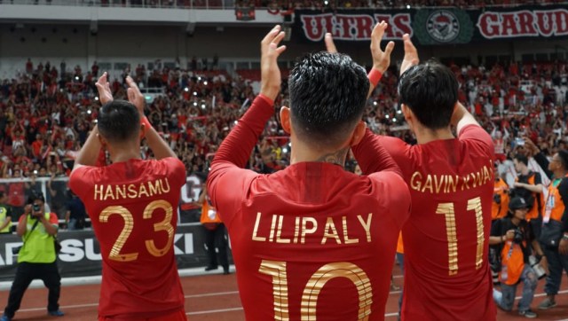 Hansamu, Lilipaly dan Gavin Kwan menyambangi Tribun Penonton usai menang 3-1 melawan Timor Leste pada AFF Suzuki Cup 2018 di SUGBK. (Foto: Helmi Afandi/kumparan)