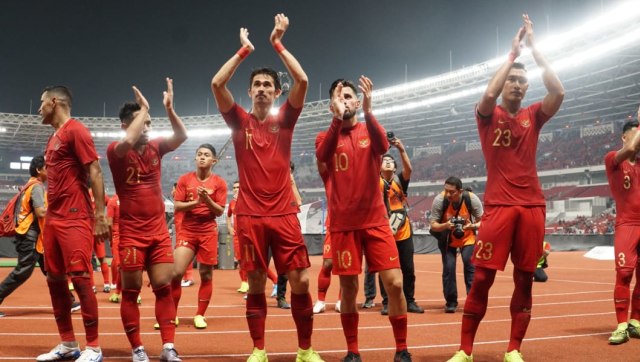 Pemain Timnas Indonesia menyambangi Tribun Penonton usai menang 3-1 melawan Timor Leste pada AFF Suzuki Cup 2018 di SUGBK. (Foto: Helmi Afandi/kumparan)