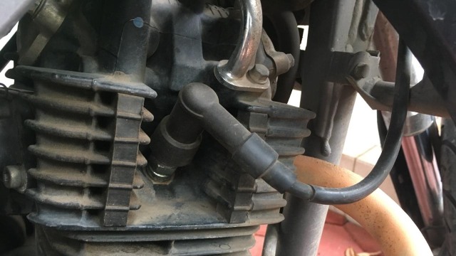 Kepala (Cop) Busi dan Pelindung Karetnya (Foto: Alfons Yoshio/kumparan)