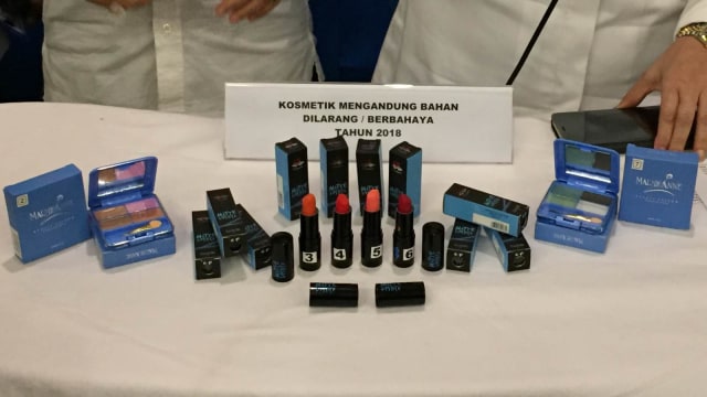 6 kosmetik mengandung bahan berbahaya yang ditemukan BPOM. (Foto: Darin Atiandina/kumparan)