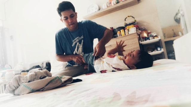 Ilustrasi Ayah bermain dengan anak. (Foto: Iqbal Firdaus/kumparan)