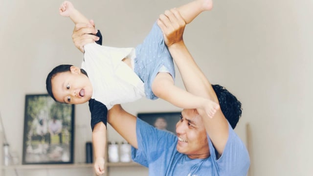 Ilustrasi Ayah bermain dengan anak. (Foto: Iqbal Firdaus/kumparan)